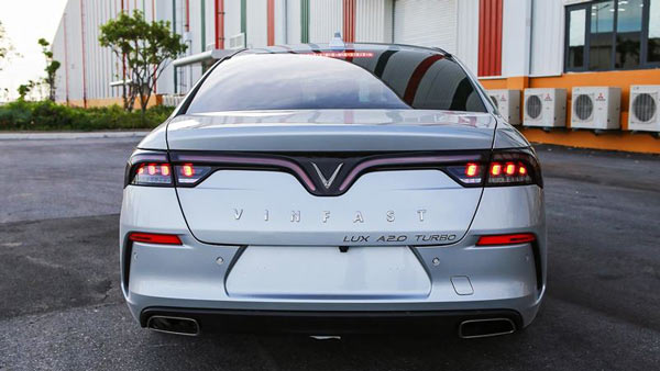 Đuôi xe Lux A2.0