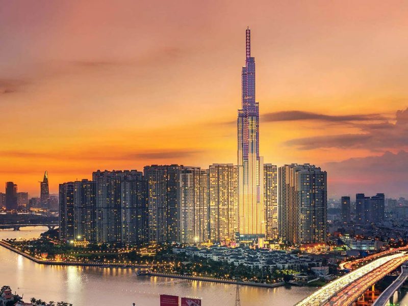 Để đến được công viên Vinhomes Central Park, người dân có thể di chuyển bằng nhiều phương tiện