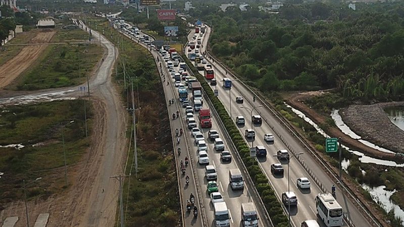 Cao tốc Long Thành - Dầu Giây thường xuyên ách tắc giao thông bởi lượng xe cộ lớn.