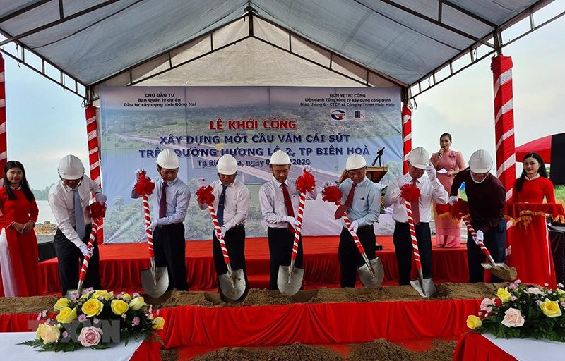 Các đại biểu tham dự nghi thức khởi công cầu Vàm Cái Sứt.